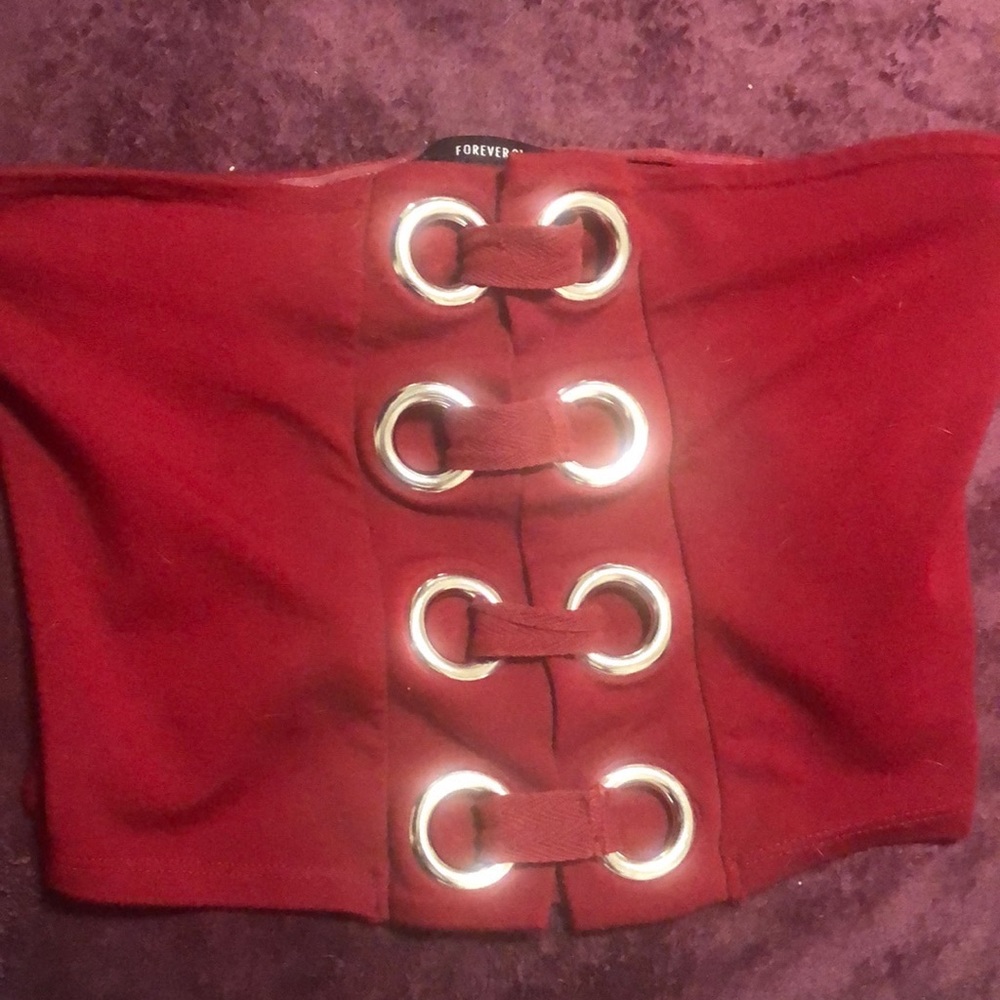Fits like a bandeau!  Cute summer top!